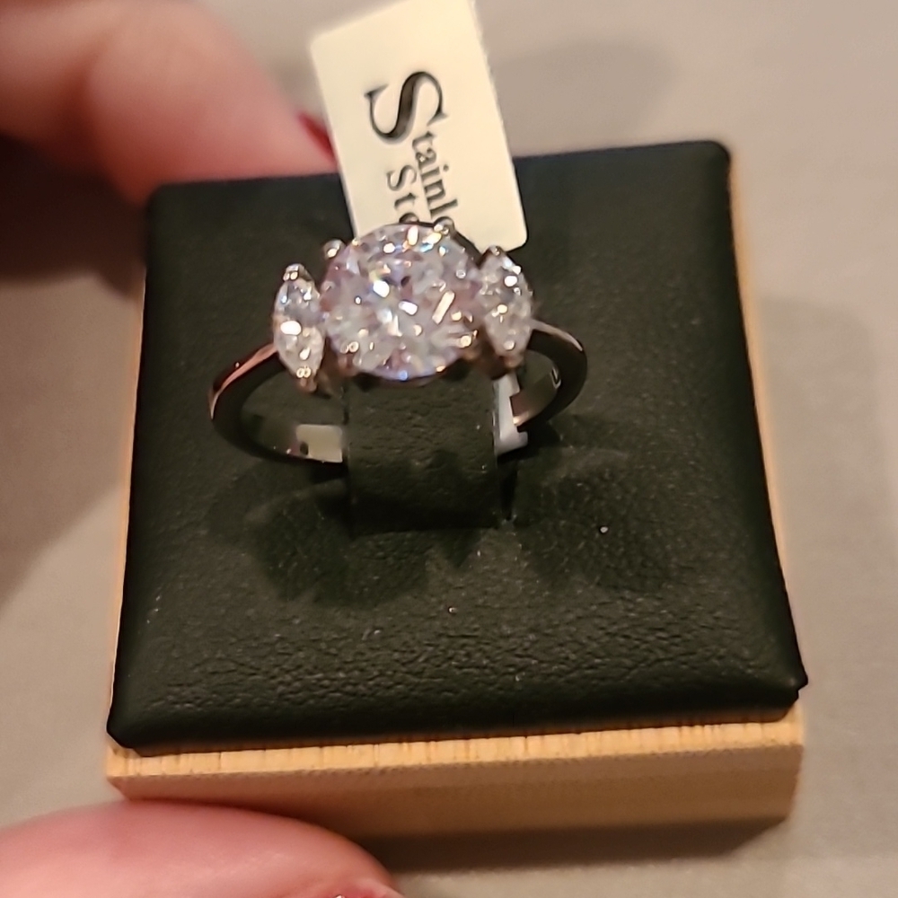 Cubic zirconia 3 stone stainless steel ring - Picture 8 of 8